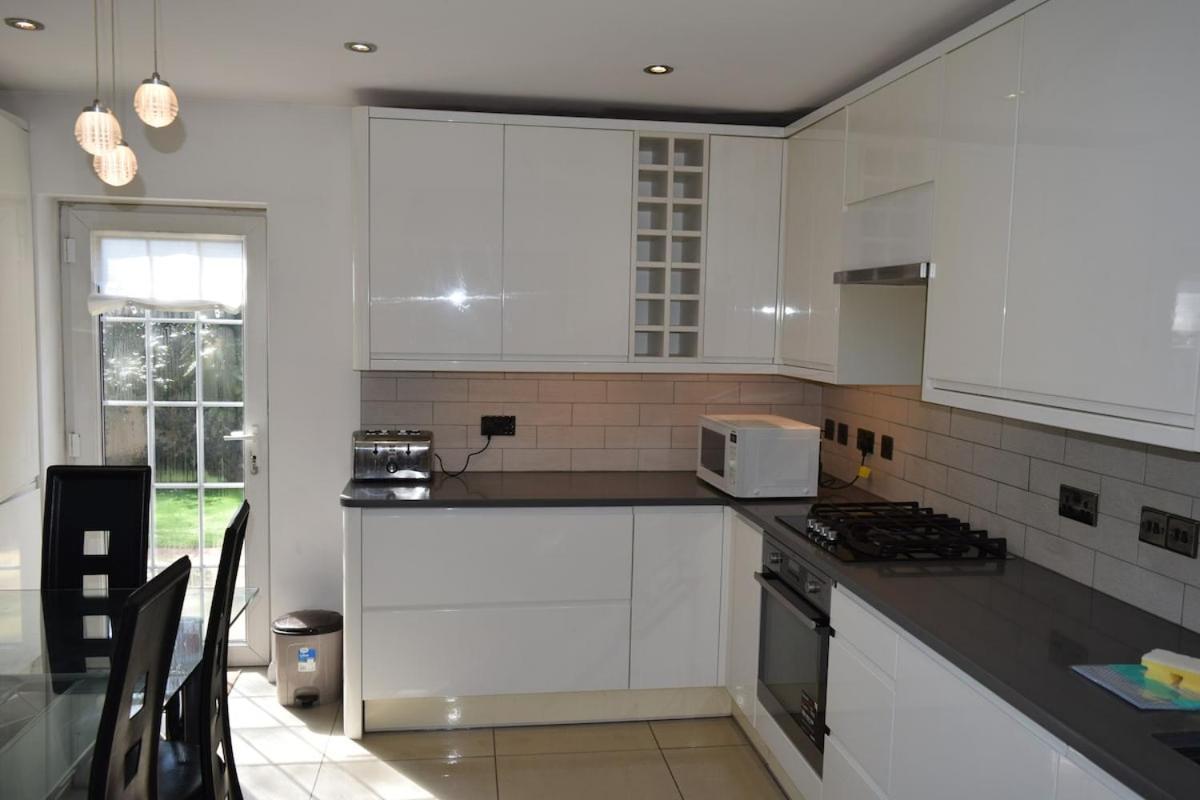 London Stratford - Spacious 2 Bed Flat With Secured Parking & Private Garden Exteriör bild
